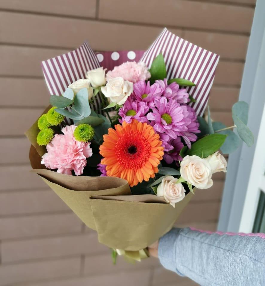 Букет цветов из: Розы, Хризантемы, Гвоздики и Герберы в Манушкино