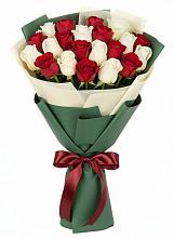 Букет Микс из красных и белых роз в Манушкино