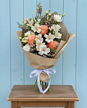 Букет цветов из:  Альстромерии, Лизиантусы, Розы и Хризантемы в Манушкино