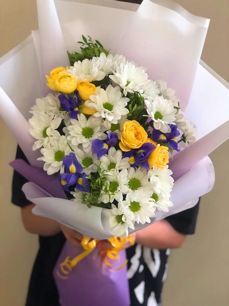 Букет цветов из: Ирисы, Хризантемы и Розы в Манушкино