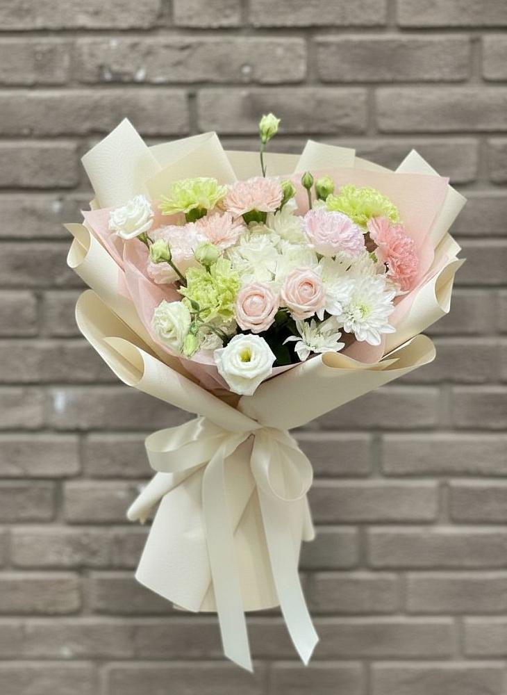 Букет цветов из: Гвоздики, Розы, Лизиантусы и Хризантемы в Манушкино