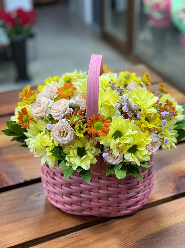 Цветочная композиция из Хризантемы и Розы в корзине в Манушкино