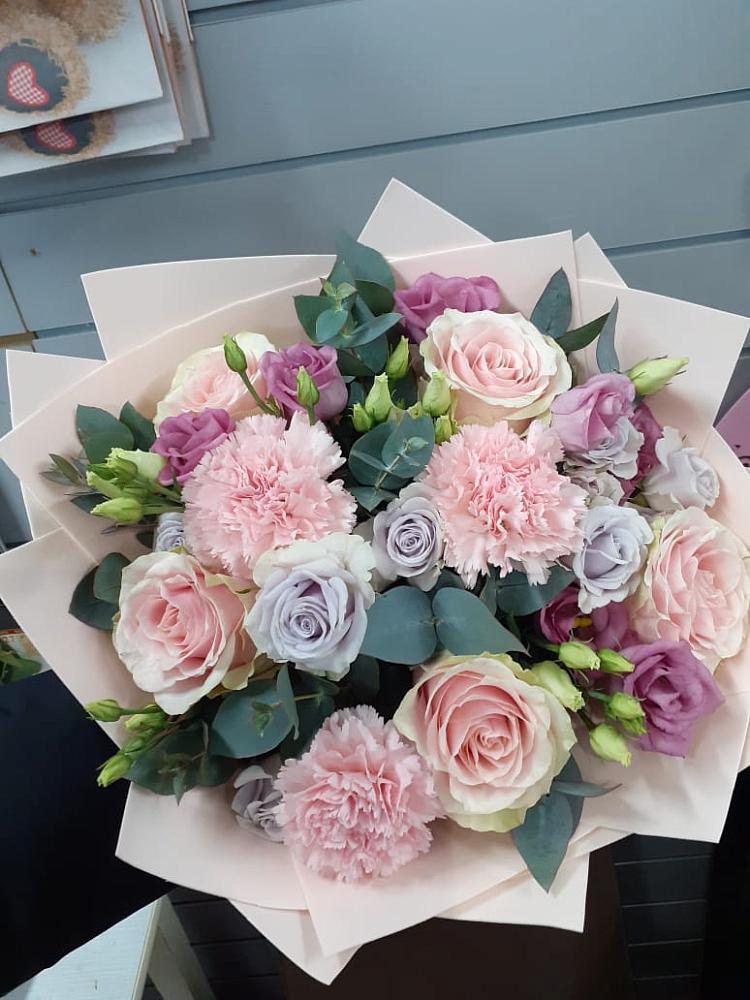 Букет цветов из: Розы, Гвоздики и Лизиантусы в Манушкино