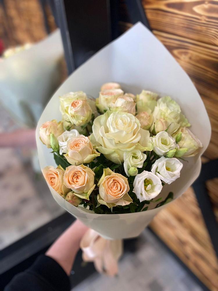 Букет цветов из: Розы и Лизиантусы в Манушкино